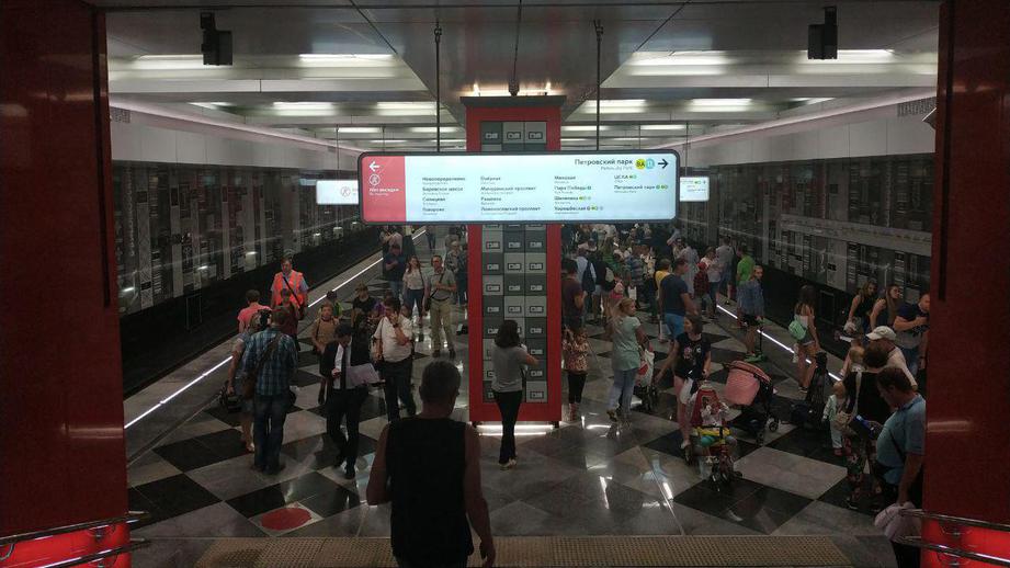 Новая станция метро в Москве "Рассказовка" украшена QR-кодами